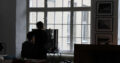 Die Maske arbeitet mitten im Wohnzimmer des Loft-Besitzers