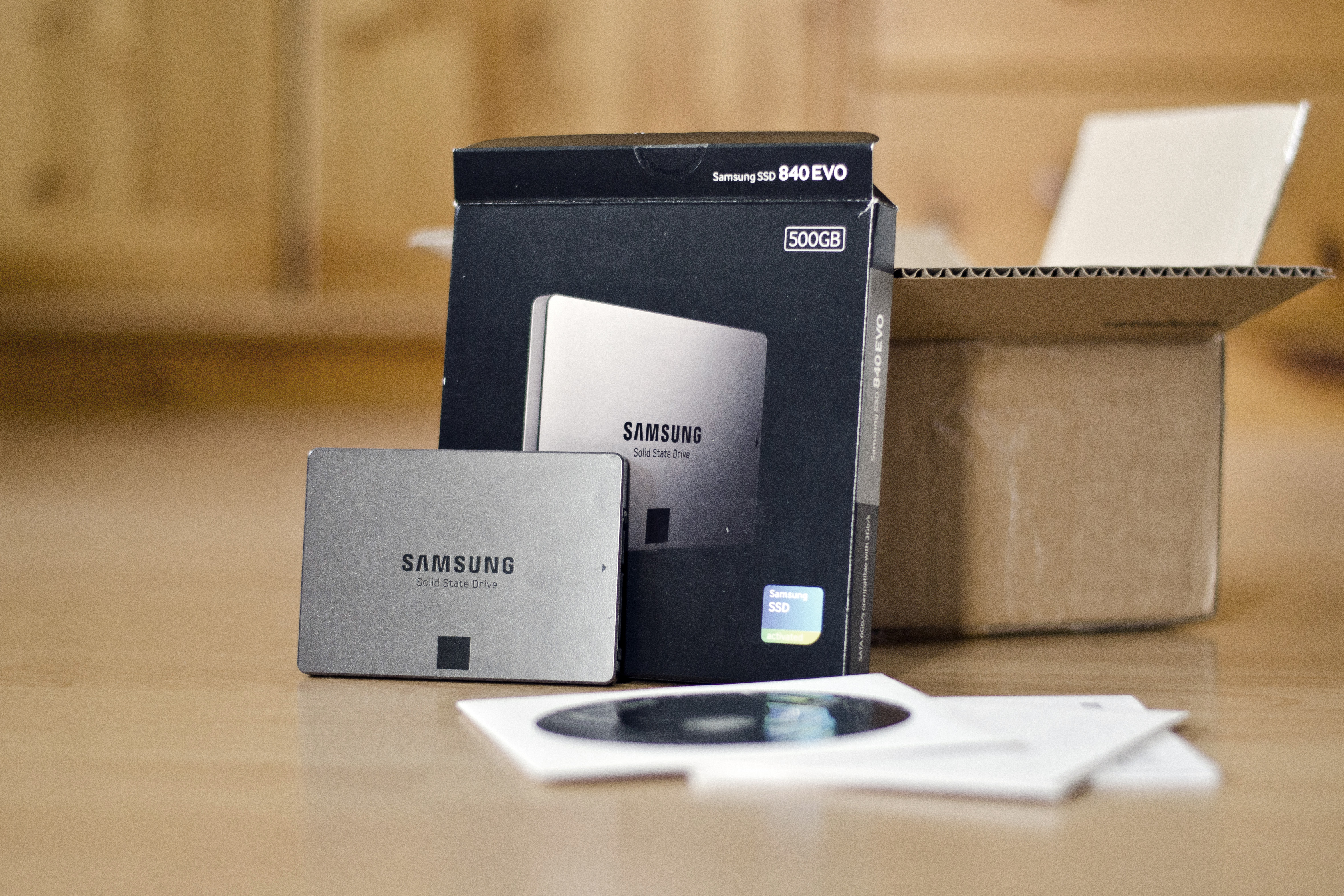 Ausgepackter Lieferumfang der Samsung Evo Festplatte