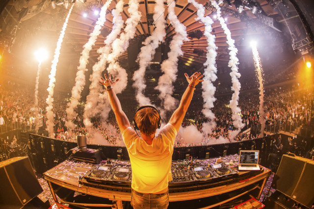 Armin_van_Buuren_on_stage_with_audience
