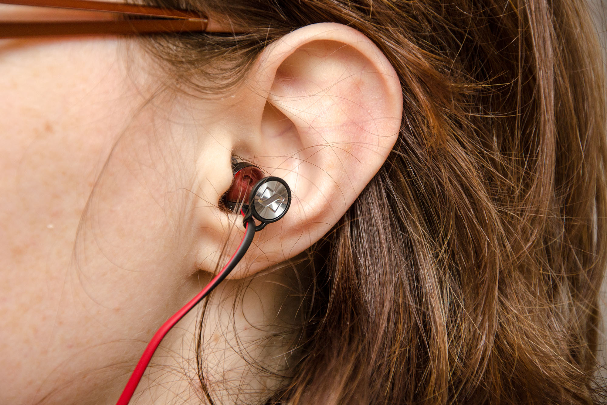 Sennheiser in-Ear beim Tragen im Ohr