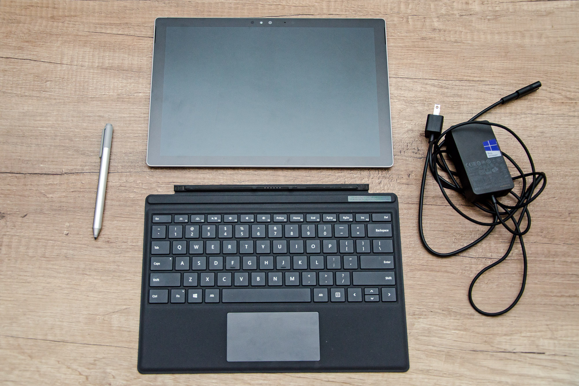 Surface mit Screen Keyboard Ladekabel und Stift