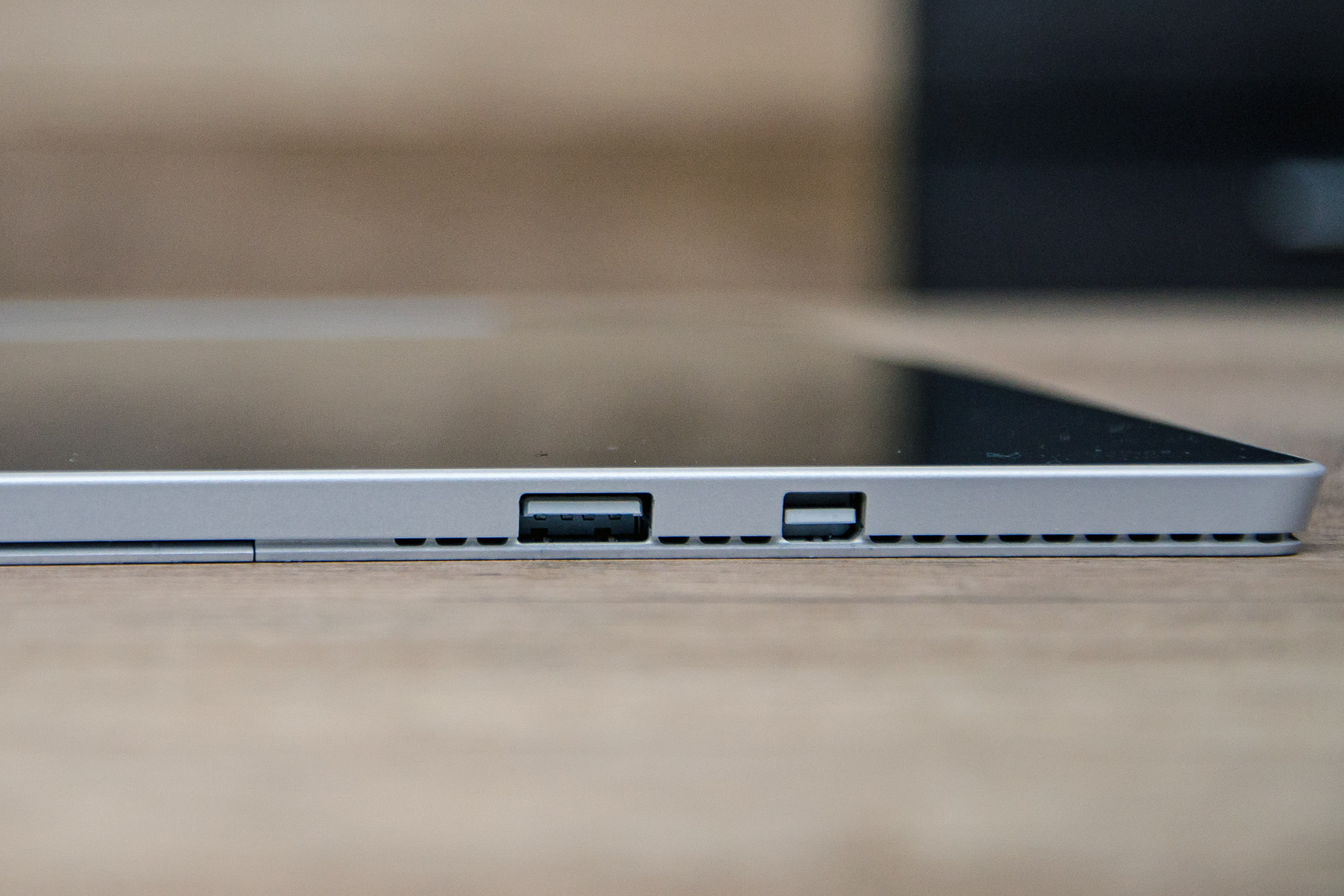 Surface USB 3.0 Anschluss und Displayport an der Seite des Gehäüses