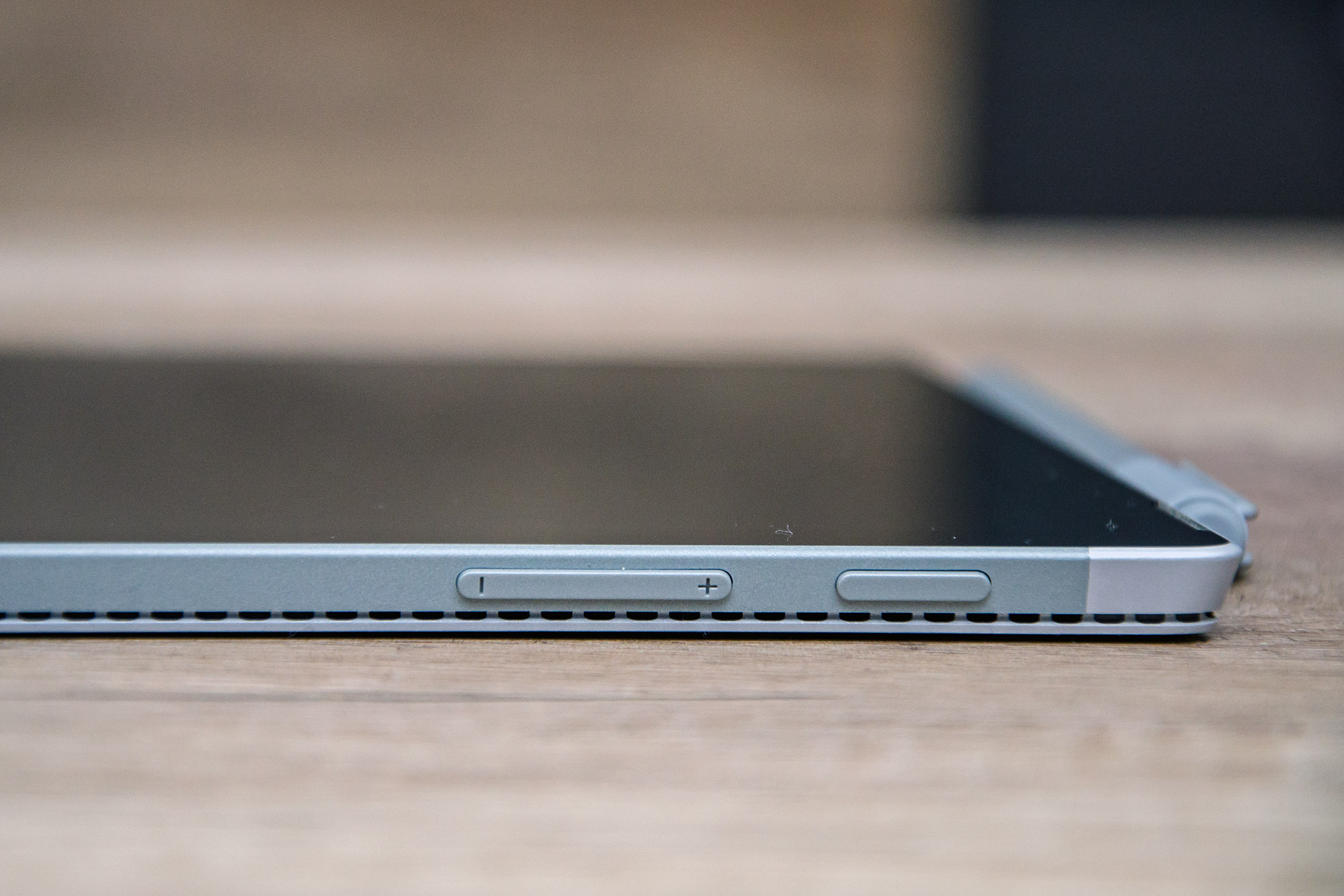 Lautstärke und Power Button an der Seite vom Surface