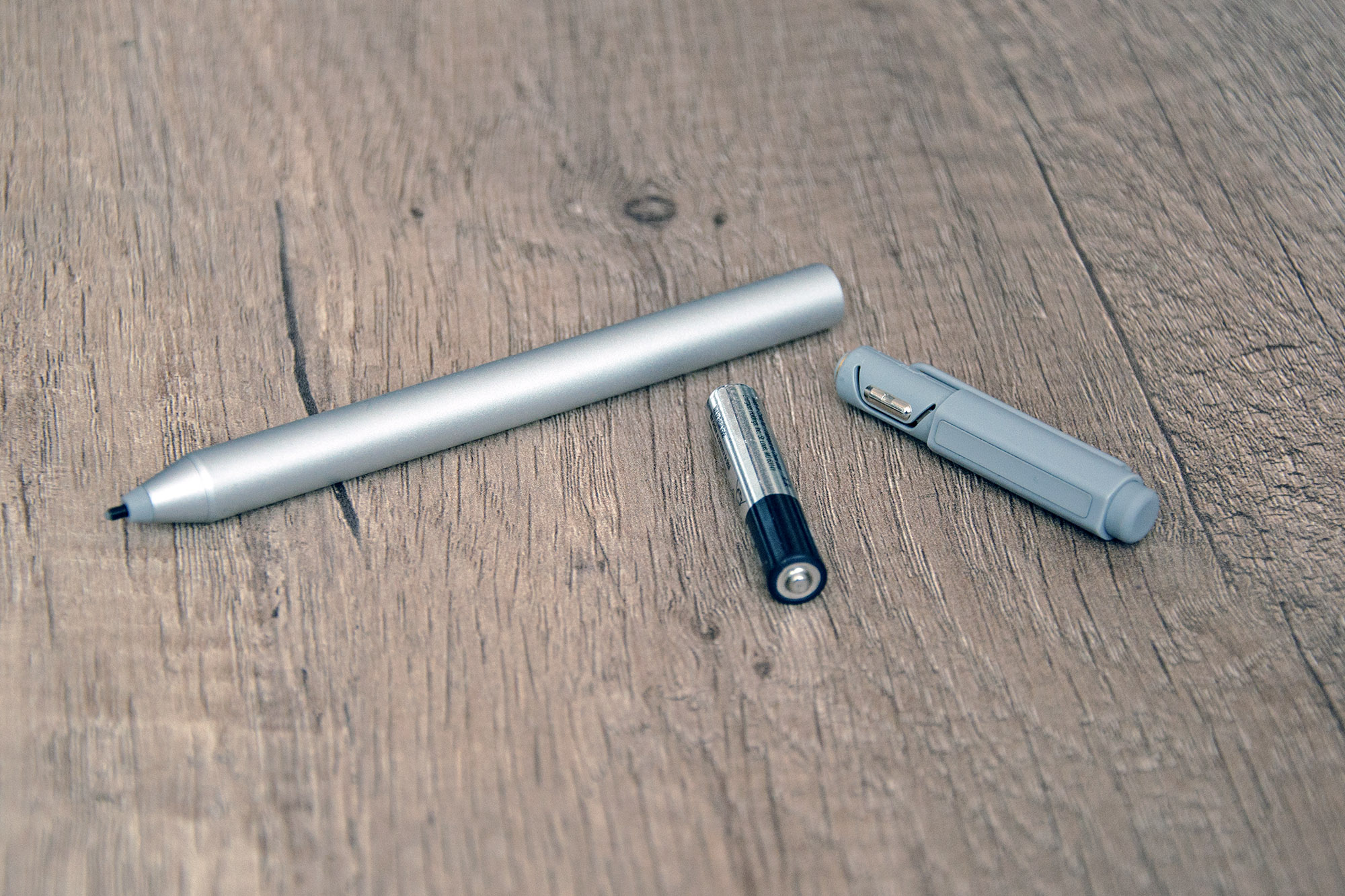 Offener Microsoft Surface Stift mit Batterie