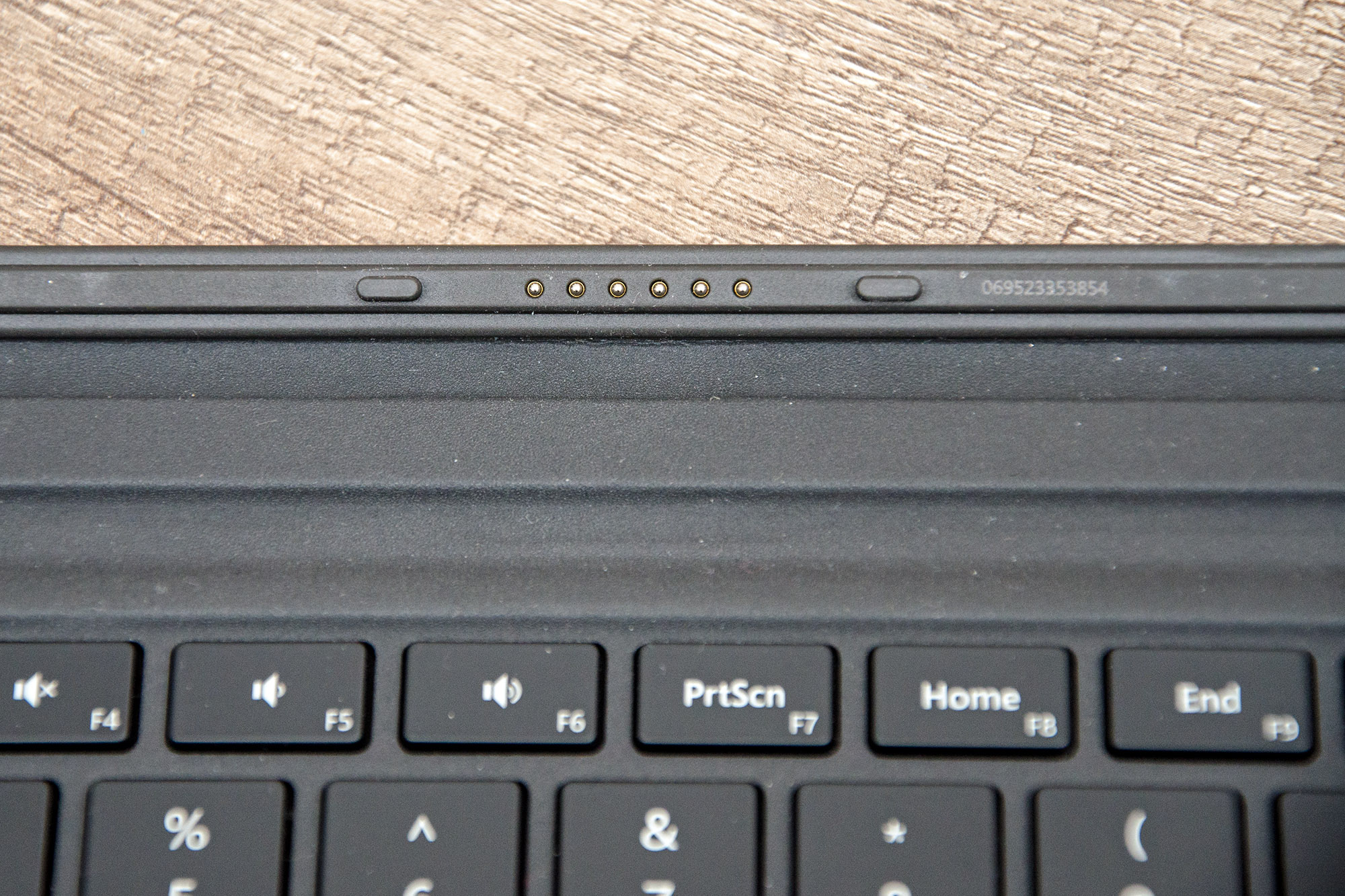 Microsoft Surface Keyboard Docking Anschluss in Nahaufnahme