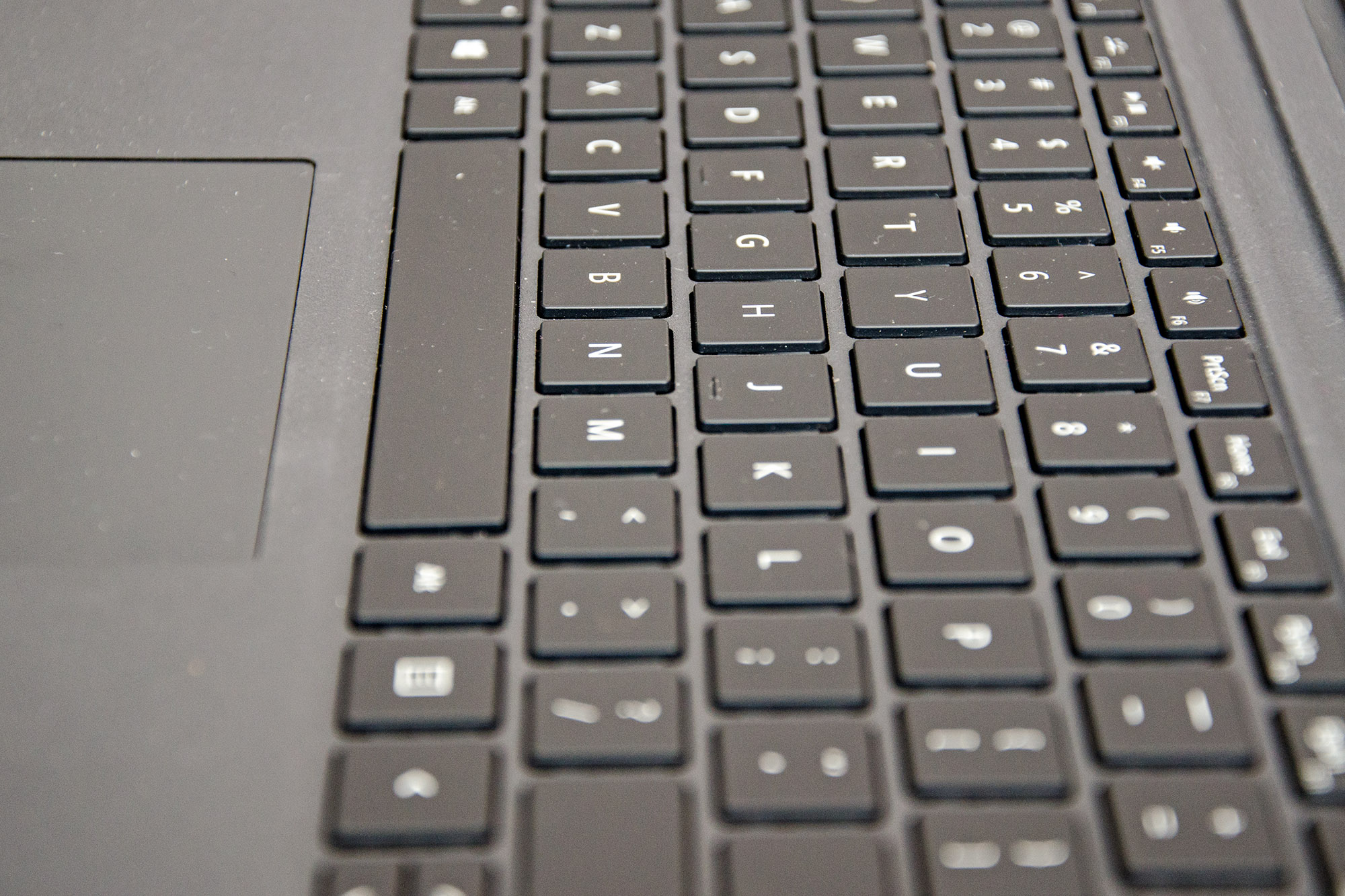 Surface Keyboard von der Seite mit Querty Layout