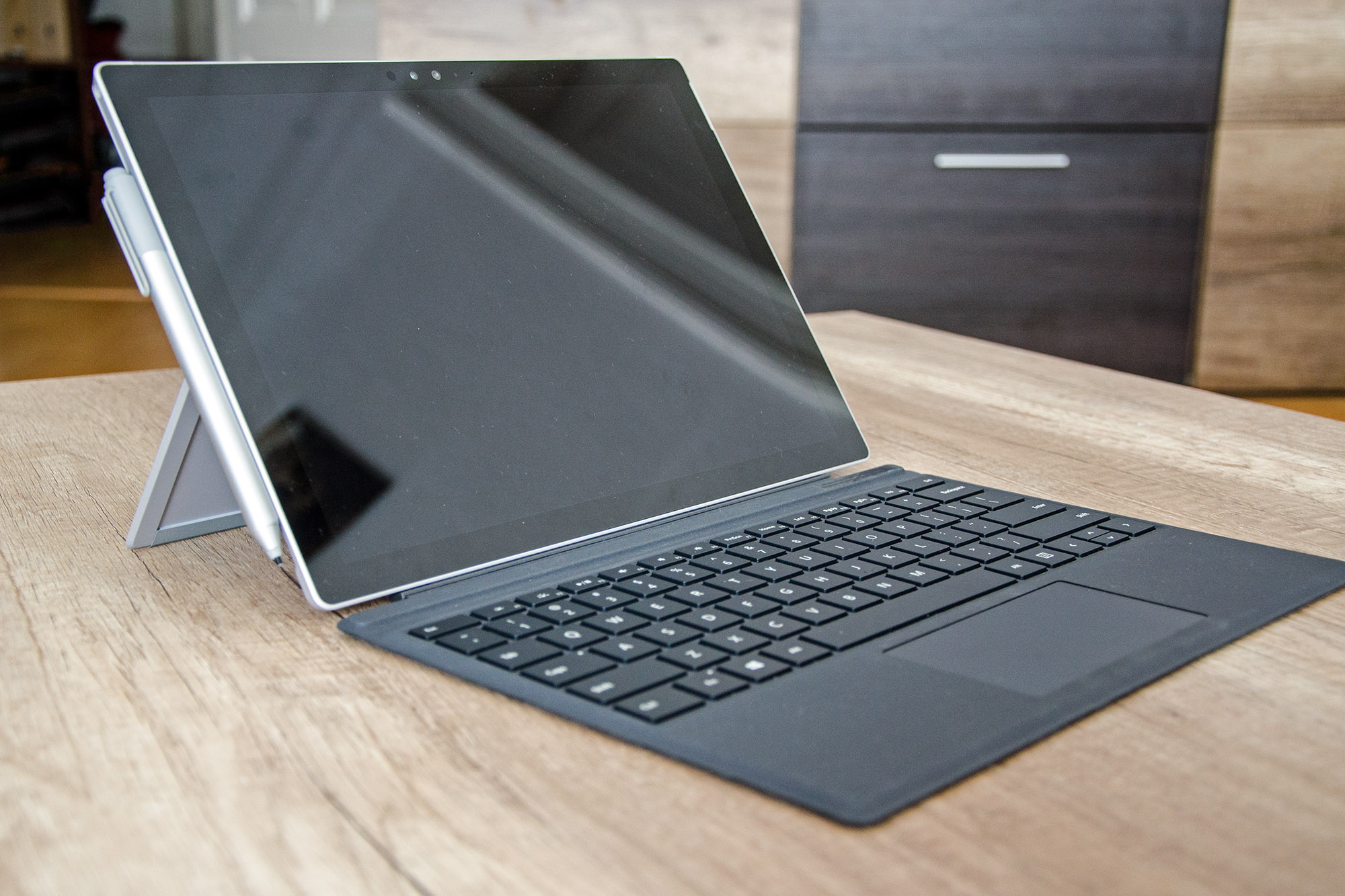 Surface Tablet mit Kayboard von der Seite
