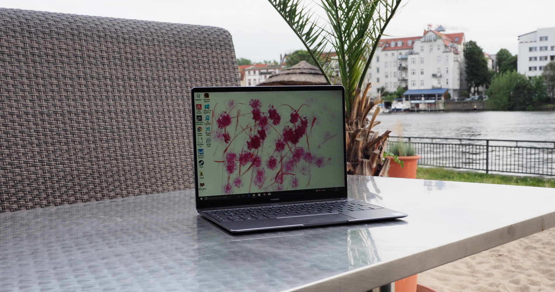 Huawei MateBook X aufgeklappt