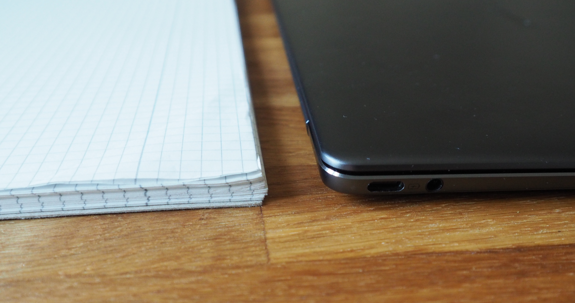 Huawei MateBook neben einem karrierten Block