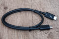 Ein Thunderbolt-Kabel ist auch im Zubehör enthalten.