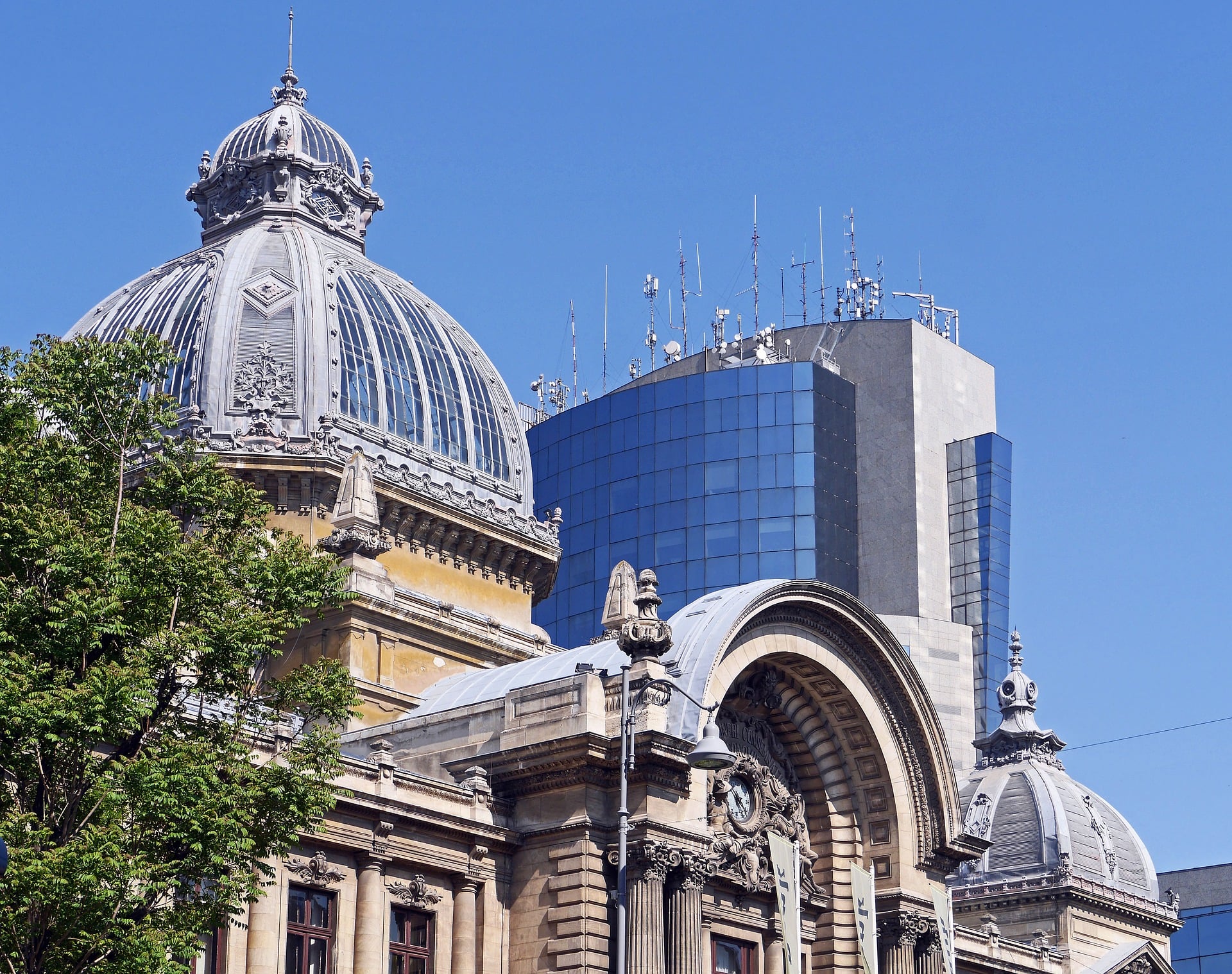 Hochhaus mit Mobilfunkantennen