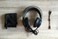 Im Lieferumfang des Headset: Aufbewahrungstasche und Adapterpeitsche