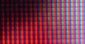 Vergrößert zeigt sich, dass die Bildpunkte eines Flachbildfernsehers wiederum aus drei Punkten bestehen, aus denen sich die Farben zusammensetzen.