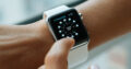Geringen Stromverbrauch und Robustheit gegenüber Wasser und Luft versprechen MicroLEDs - ideal zum Beispiel für Smartwatches.