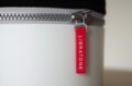 Der Libratone ZIPP 2 hat ein eigenständiges Design, das wärmer wirkt als viele andere zylinderförmige Lautsprecher.