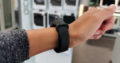 Das Silikon-Armband lässt sich individuell einstellen.