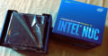 Die schlichte Verpackung offenbart den kaum kleineren Rechner von Intel.
