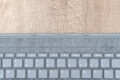 Die Anschlüsse an der Tastatur rasten ...