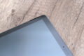 Die Lautsprecher sind oben links und rechts am Tablet verbaut.