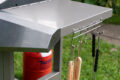 Seitliche Hacken für das Grillbesteck sind vorhanden.