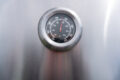 Mit dem Thermometer habt ihr das Grillgut immer im Blick.