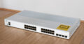 An der Oberseite sind das Cisco-Logo, jede Menge Löcher, um den Switch kühl zu halten sowie ein Hinweis auf die Laser, die in optischen SFP-Transceivern stecken.